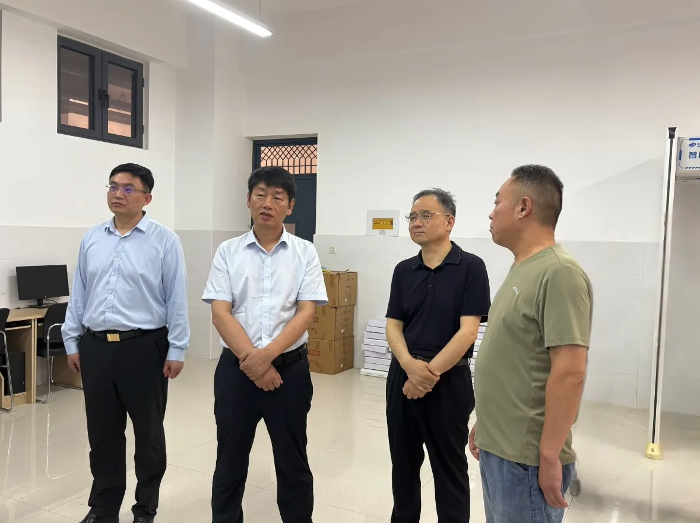 许万银督导调研高考考前准备工作